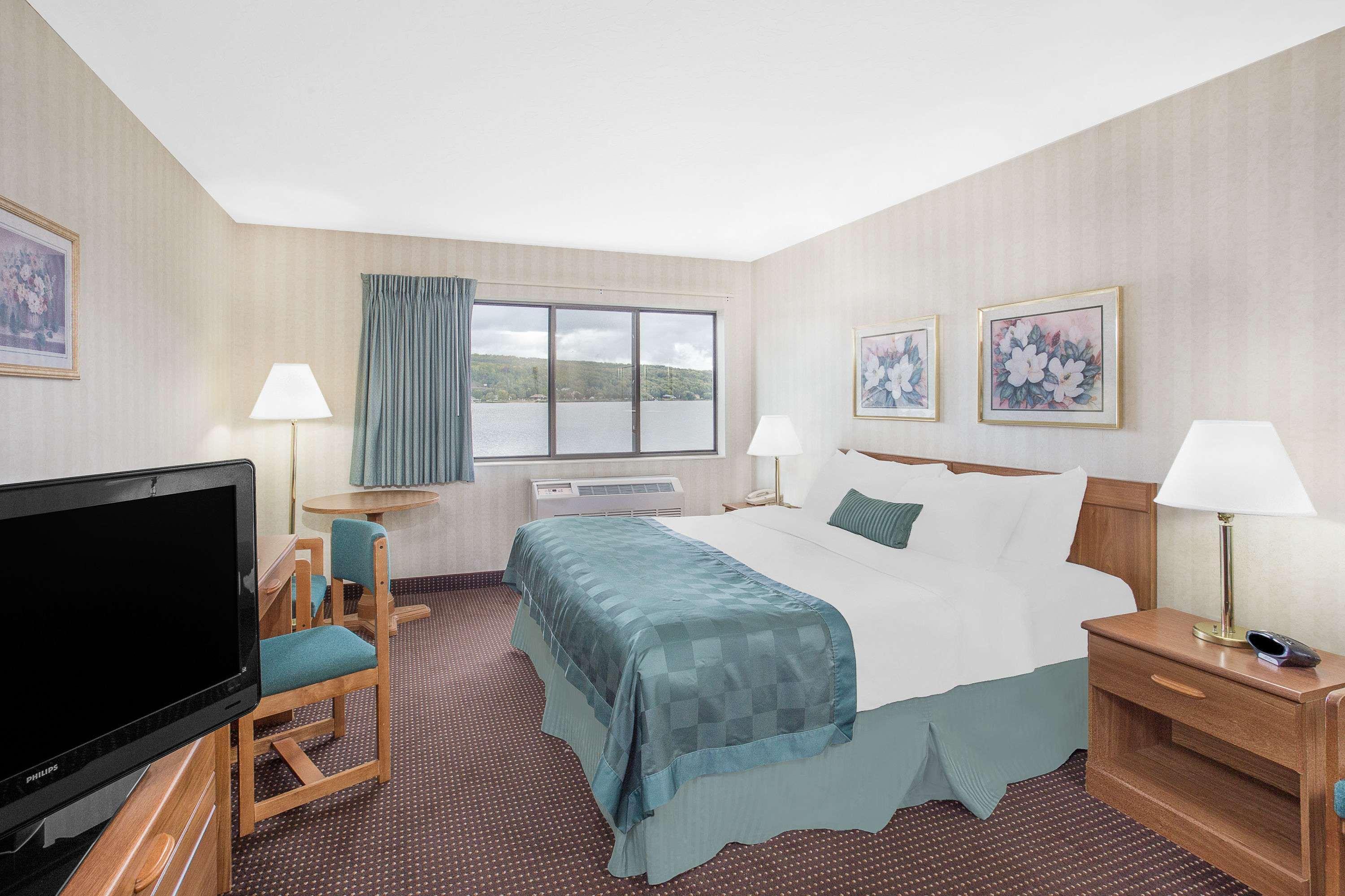Ramada by Wyndham Hancock Waterfront Bagian luar foto