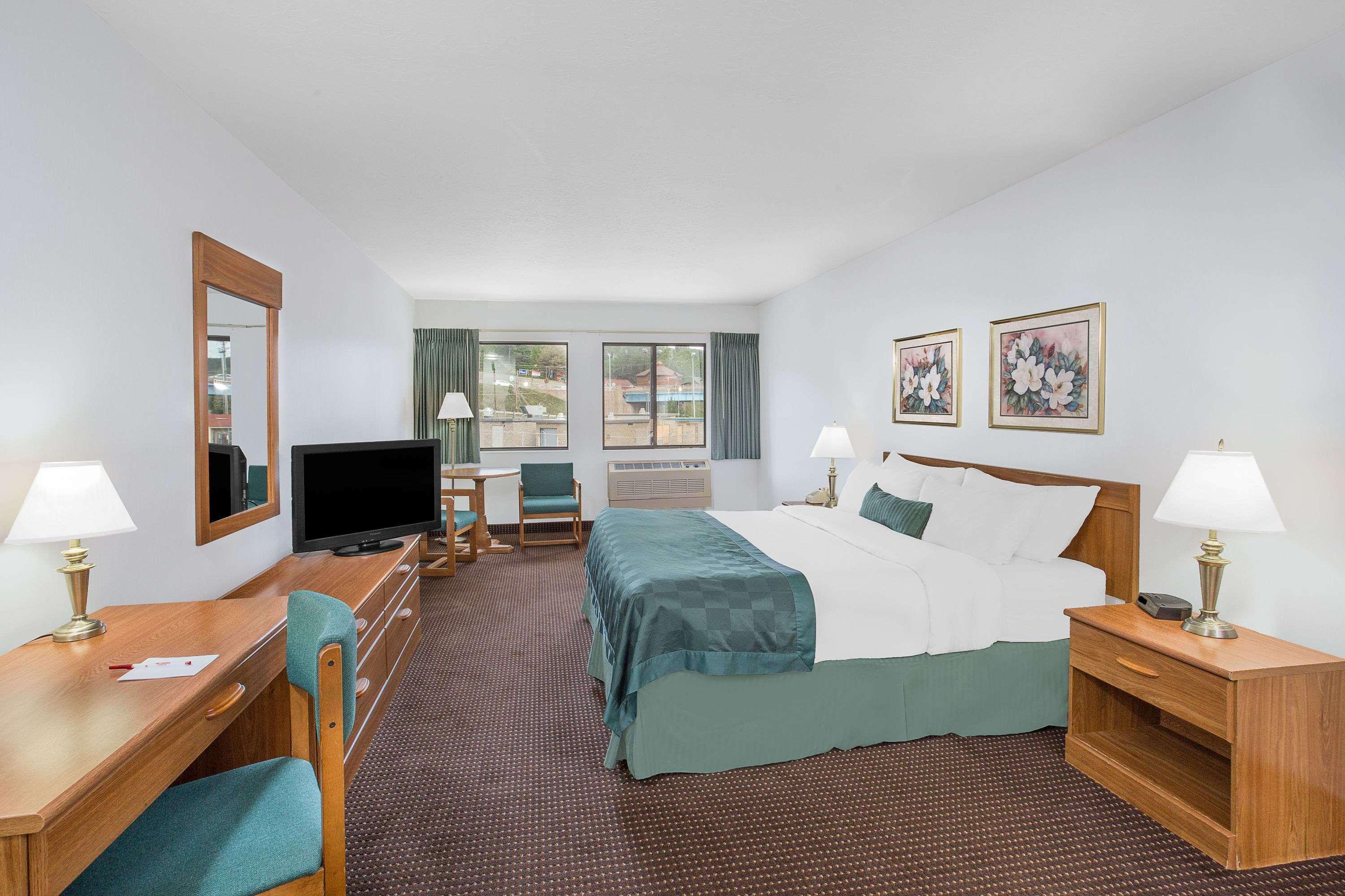 Ramada by Wyndham Hancock Waterfront Bagian luar foto
