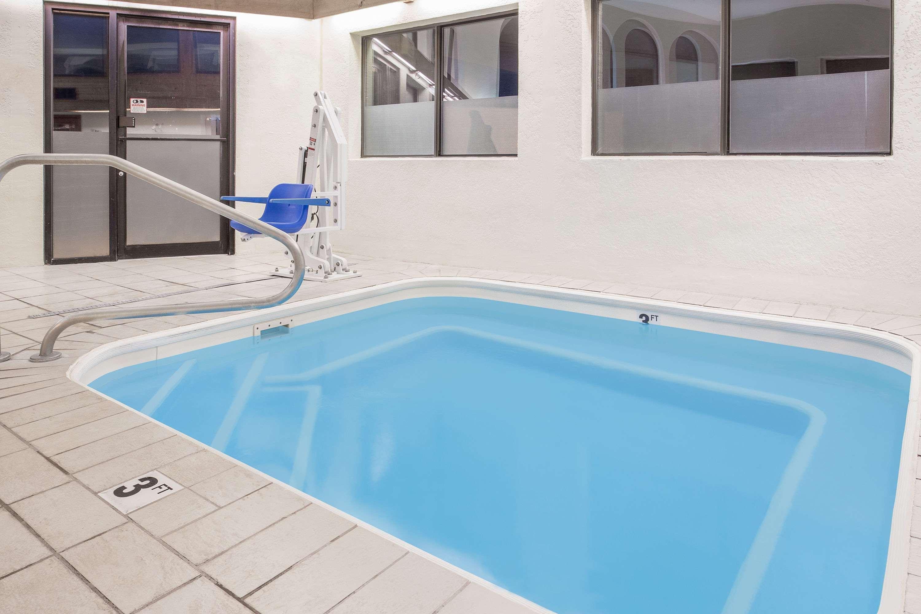 Ramada by Wyndham Hancock Waterfront Bagian luar foto