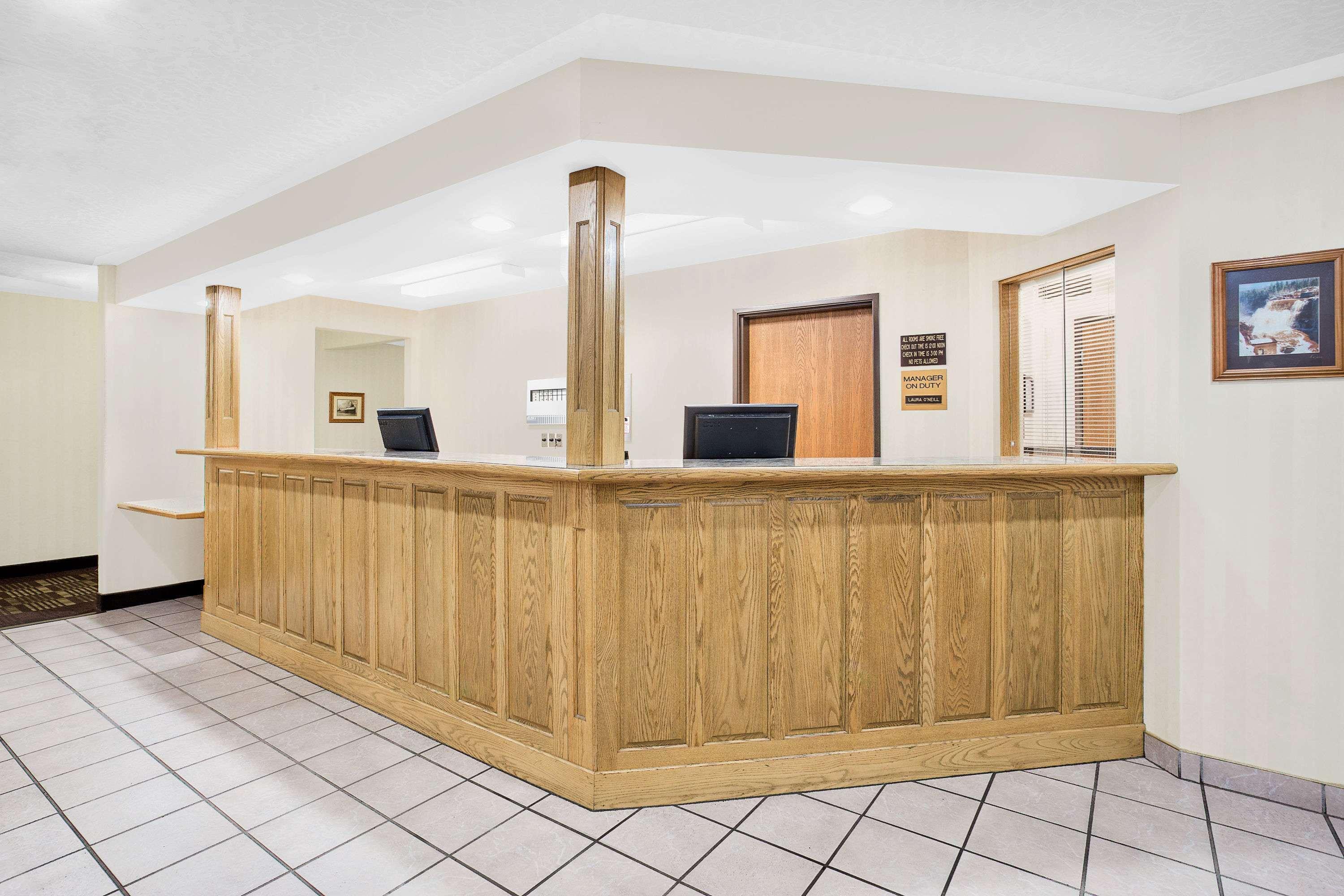 Ramada by Wyndham Hancock Waterfront Bagian luar foto