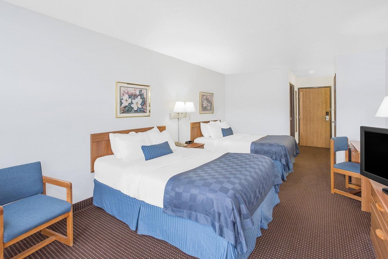 Ramada by Wyndham Hancock Waterfront Bagian luar foto